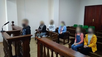 Обмастив одяг крейдою, подер підручник: суд оштрафував батьків школяра, який цькував однокласників