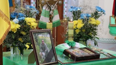 "Не забудемо його велике серце": на Тернопільщині попрощалися з Героєм Іваном Озіренським. ФОТО