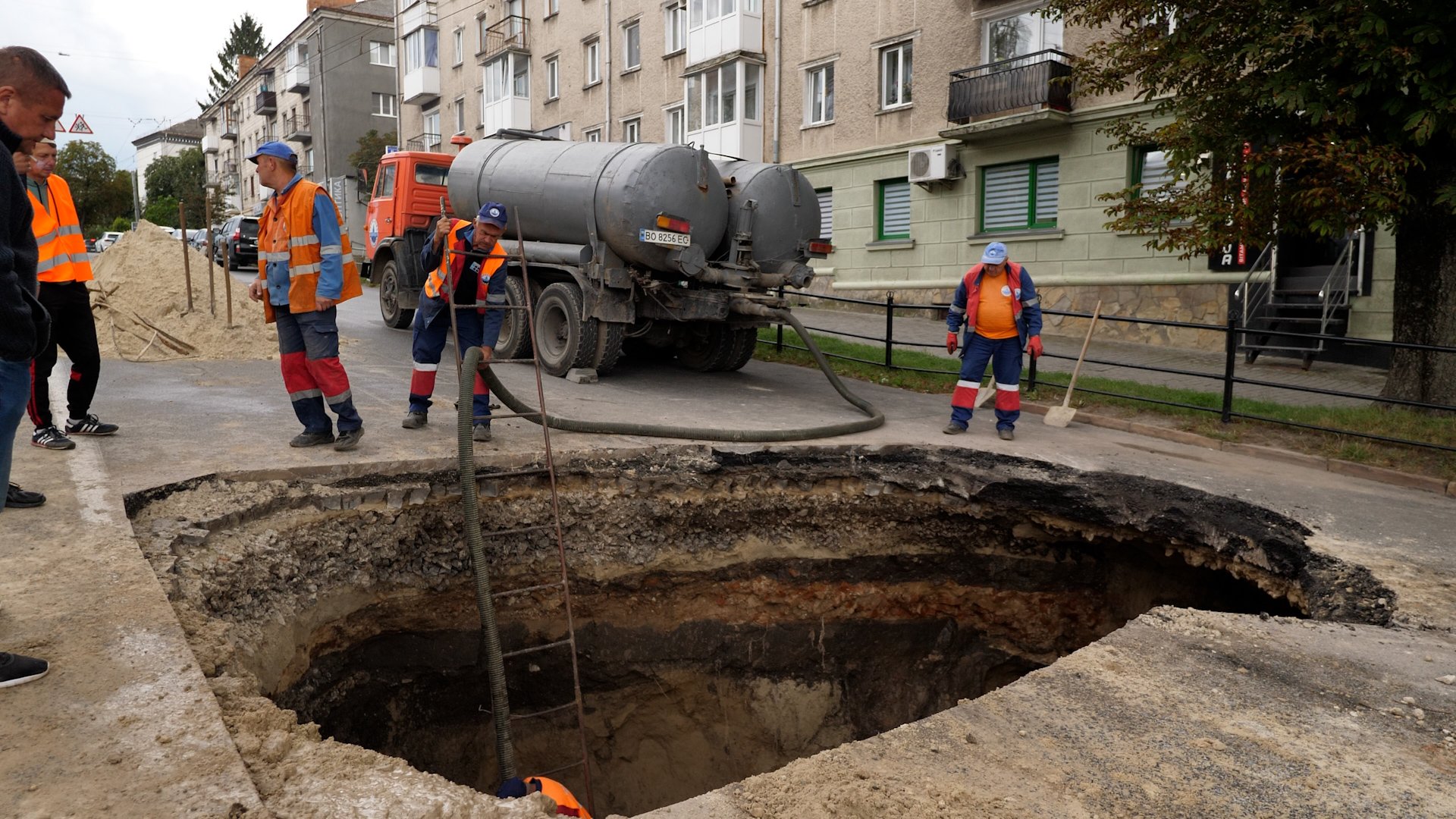 "Торба золотих монет і таємний підземний хід": комунальники розповіли про ліквідацію провалля на Руській. ВІДЕО