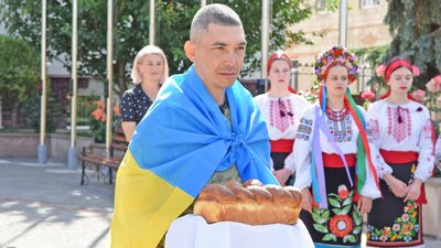 На Тернопільщині зустріли двох захисників, котрі повернулися з полону. ФОТО