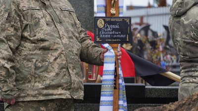 У двох приміських громадах прощалися з Героєм, який загинув на Дніпропетровщині