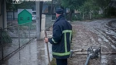 Затопило подвір'я і городи: що накоїла стихія на Тернопільщині. ФОТО
