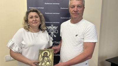 Митники передали тернопільському музею цінну ікону, яку намагався вивезти з України громадянин Канади