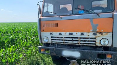 На Тернопільщині "КамАЗ" переїхав чоловіка, котрий лежав на дорозі
