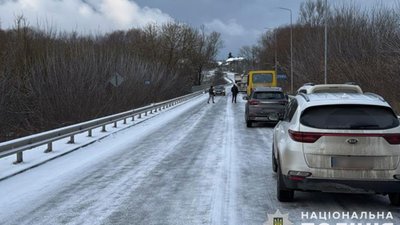 Вранці на засніжених дорогах Тернопільщини сталися чотири ДТП: є потерпілі