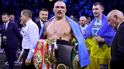 Усик відмовився від одного з чемпіонських поясів