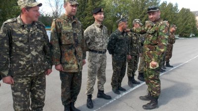 Бійцям батальйону "Збруч" ламають ребра і змушують копати собі могили?