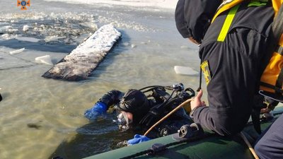 Двоє учнів провалилися під лід на Тернопільщині: одного з них шукають на дні водойми