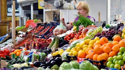 Фахівці розповіли, звідки до нас везуть ранні овочі та фрукти і як зменшити у них вміст нітратів