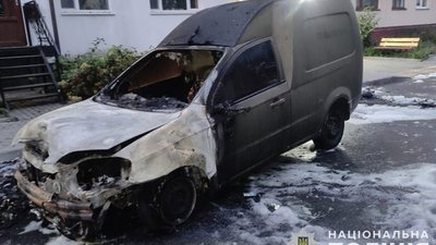 У Тернополі двоє чоловіків спалили автомобіль військового. ВІДЕО