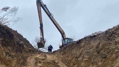 Зникла вода у криницях і виникла загроза зсуву ґрунту: мешканці села на Тернопільщині скаржаться на незаконні "розкопки"