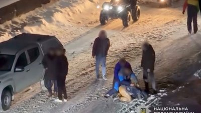 У Кременці бізнесмени з квадроцикла побили військового