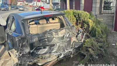 На Тернопільщині водій автомобіля вилетів на тротуар, де збив двох дітей. ФОТО