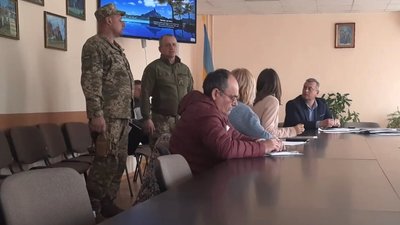 На Тернопільщині під час сесії селищної ради вручили повістки депутатам і голові. ВІДЕО