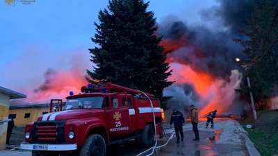 Стовп диму здіймався до неба: неподалік Тернополя горів свинокомплекс. ФОТО, ВІДЕО