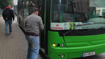 Дві маршрутки зіткнулися у Тернополі. ВІДЕО