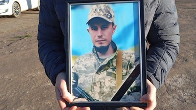 Поховали поруч з матір'ю: на Тернопільщині попрощалися із захисником Михайлом Микусем