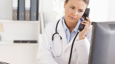 Сімейних лікарів зобов'язали телефонувати до пацієнтів і цікавитися станом здоров'я