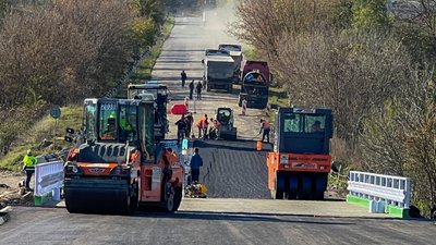 На Тернопільщині три місяці ремонтують міст на державній дорозі