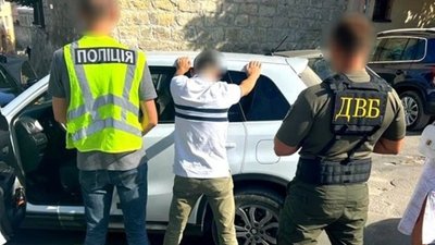 Голову лікарської комісії спіймали на хабарі: вимагав 1500 доларів. ФОТО