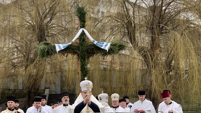 Двадцять священників взяли участь у водосвятті на набережній ставу. ФОТО