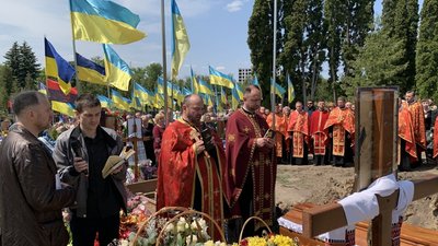 У Тернополі попрощалися із командиром роти Олександром Захарківим. ФОТО