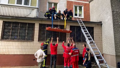 У Тернополі з вікна будинку випала 22-річна дівчина: подібна трагедія тут не вперше