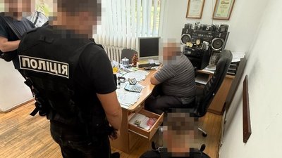 Головний інженер обіцяв переправити ухилянта закордон через "надійний канал" за десять тисяч доларів