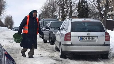 Випустили жіночку з відром піску: у місті на Тернопільщині економлять на посипанні доріг. ФОТО