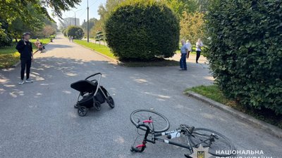 У тернопільському парку велосипедист збив бабусю з дитиною