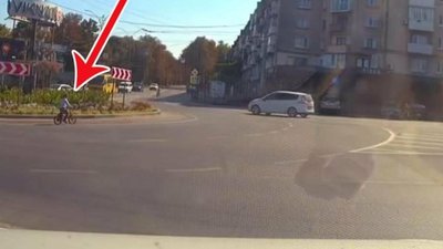 "Повага і вдячність": у Тернополі небайдужий водій допоміг дітям, котрі опинилися на перехресті поміж автомобілями. ВІДЕО
