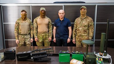 "Передали нашим захисникам на передову РЕБ та антидронову рушницю, які виготовили тернопільські спеціалісти", - Сергій Надал