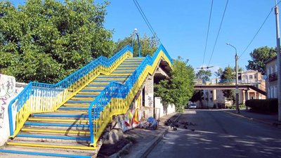 Молодий чоловік викинувся з пішохідного мосту біля залізничного вокзалу