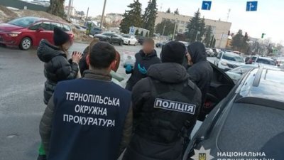 У Тернополі затримали посередницю, яка збирала гроші за здачу водійського екзамену