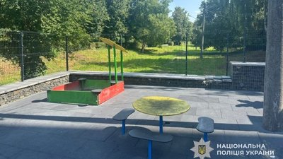 Знайшли підлітків, котрі стріляли на дитячому майданчику