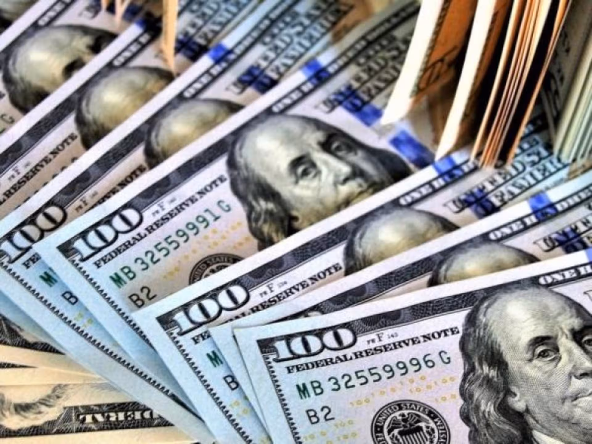 Дивак викликав поліцію, бо не хотів повертати 800 грн боргу, а потім давав тисячу доларів хабаря