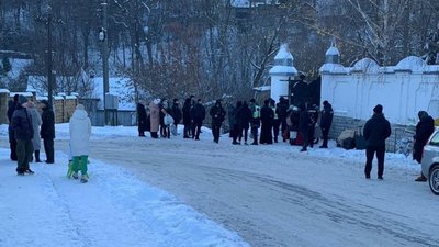 Все цивілізовано: судові виконавці з поліцією звільняють собор на Тернопільщині від представників московської церкви