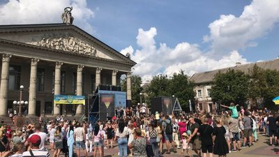 Приїхали зірки: розваги для дітей-переселенців влаштували у центрі Тернополя. ФОТО