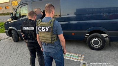 Обіцяв допомогти зняти з розшуку: скільки коштувала така "послуга"