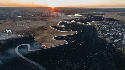 Півсотні рятувальників всю ніч гасили масштабну пожежу у заказнику біля Тернополя. ФОТО