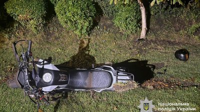 Мотоцикл злетів з траси і врізався в дерево: у ДТП постраждали підлітки