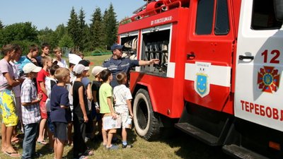 У літніх таборах дітей забавляють… пожежники