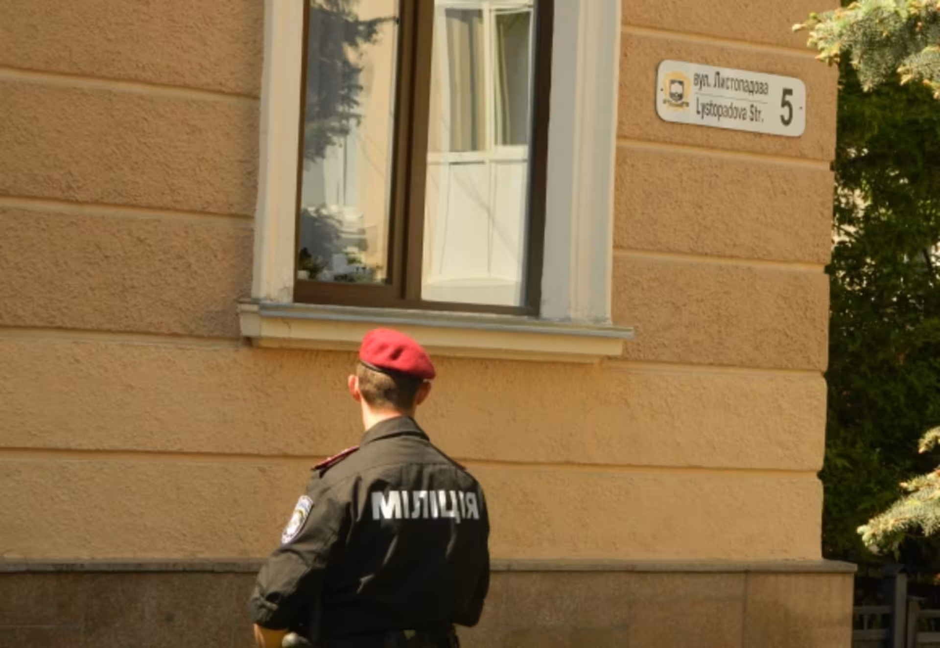 Два телефони, три флешки, п'ять дверей, - у Надала підраховують збитки