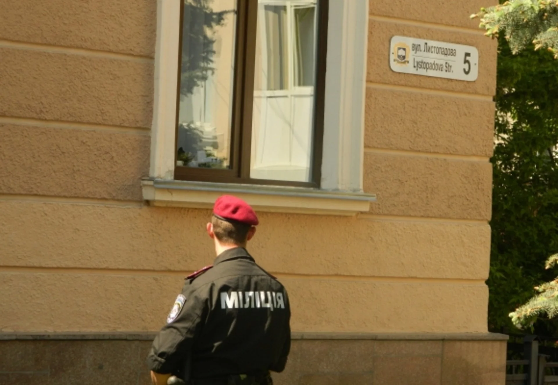 Два телефони, три флешки, п'ять дверей, - у Надала підраховують збитки