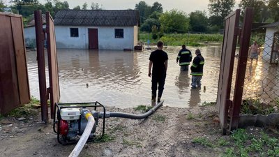 Внаслідок вчорашньої зливи на Тернопільщині підтопило житлові будинки. ФОТО