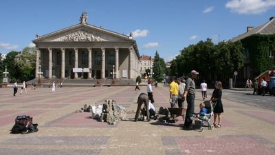 Лило знову міняє неякісну бруківку на майдані. Фотофакт