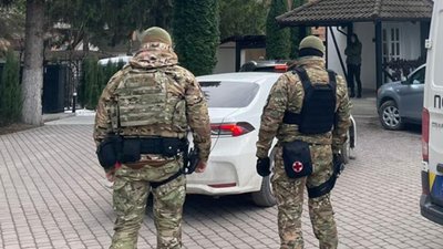 Підприємець облаштував підпільну гуральню: спирт зберігали на території готелю. ФОТО