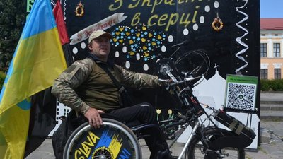 Волонтер з Тернополя проїхав на кріслі 400 кілометрів, аби зібрати гроші на дрони