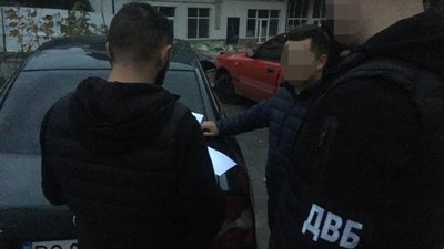 Тернополянин обіцяв за тисячу доларів "відмазати" від мобілізації: його затримали "на гарячому"