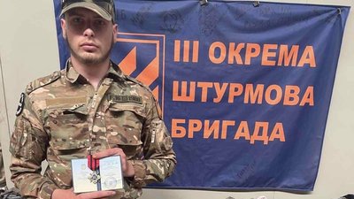 Залужний нагородив бійця з Тернопільщини "Золотим хрестом"